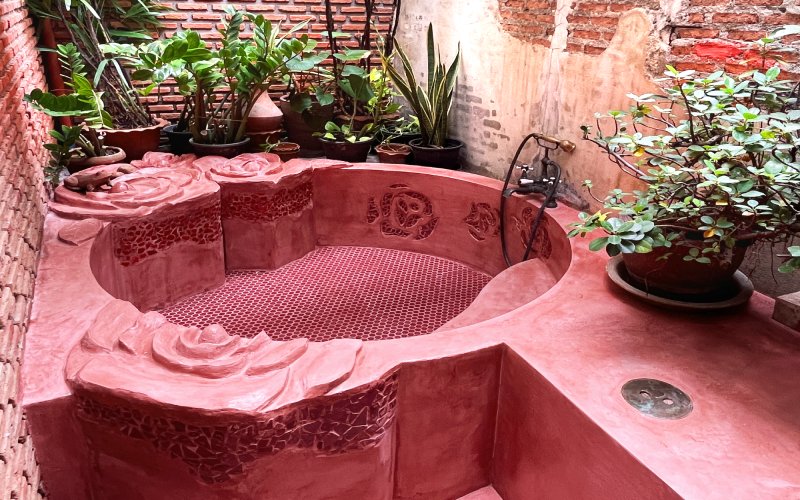 Outdoor bathtub - close up